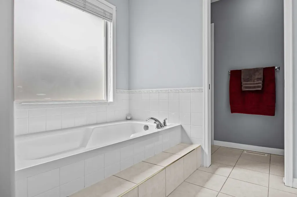 187 West Lakeview Circle Chestermere AB T1X 1H7