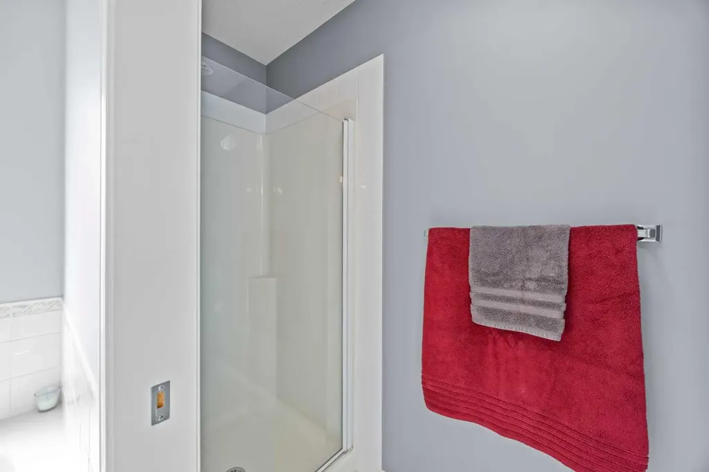 187 West Lakeview Circle Chestermere AB T1X 1H7
