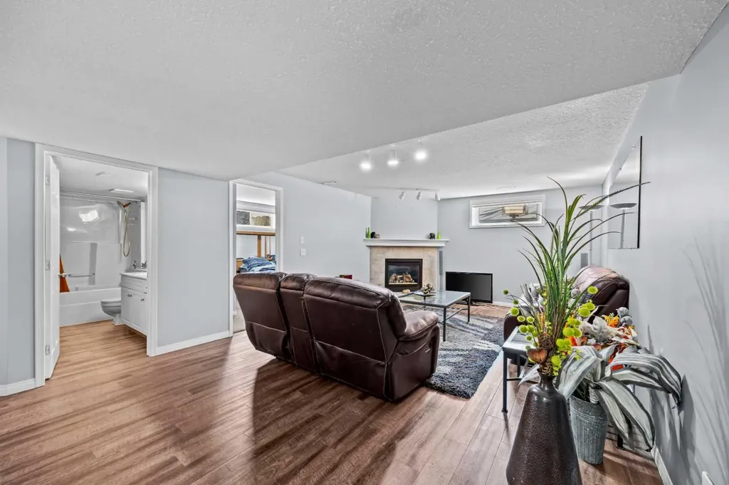 187 West Lakeview Circle Chestermere AB T1X 1H7