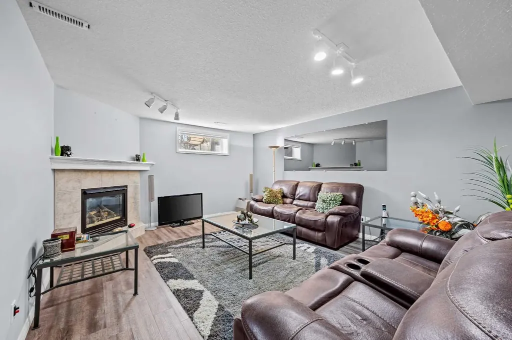 187 West Lakeview Circle Chestermere AB T1X 1H7