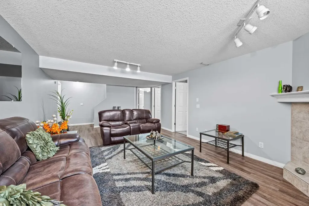 187 West Lakeview Circle Chestermere AB T1X 1H7