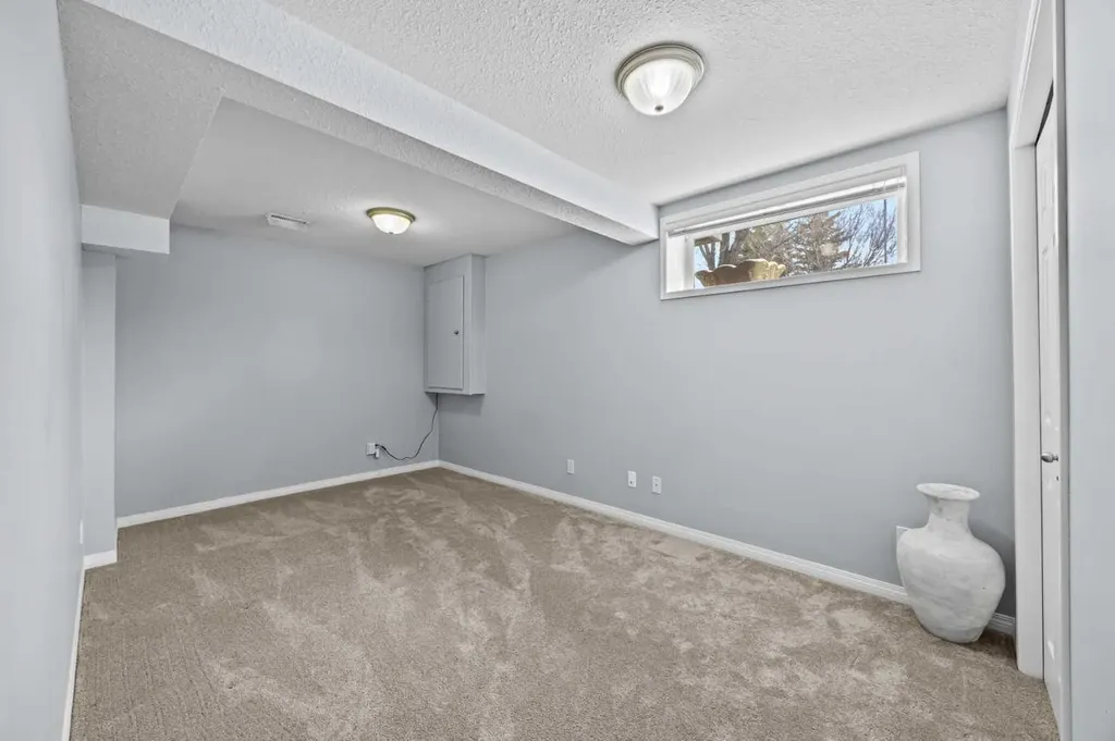 187 West Lakeview Circle Chestermere AB T1X 1H7