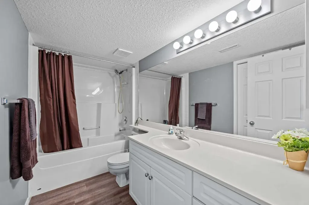 187 West Lakeview Circle Chestermere AB T1X 1H7