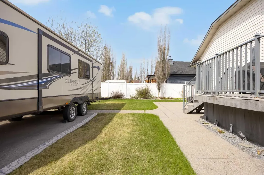 187 West Lakeview Circle Chestermere AB T1X 1H7
