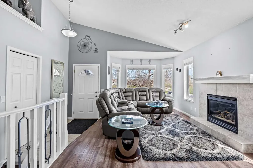 187 West Lakeview Circle Chestermere AB T1X 1H7