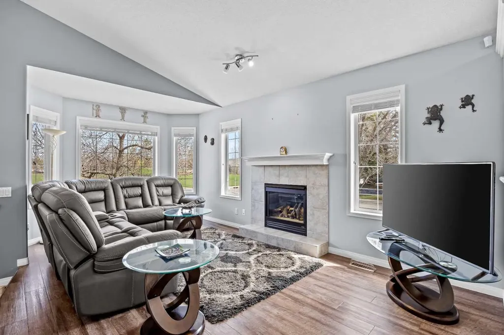 187 West Lakeview Circle Chestermere AB T1X 1H7