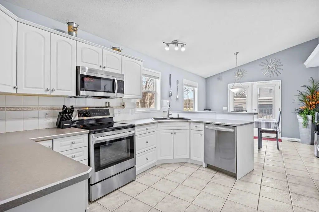 187 West Lakeview Circle Chestermere AB T1X 1H7