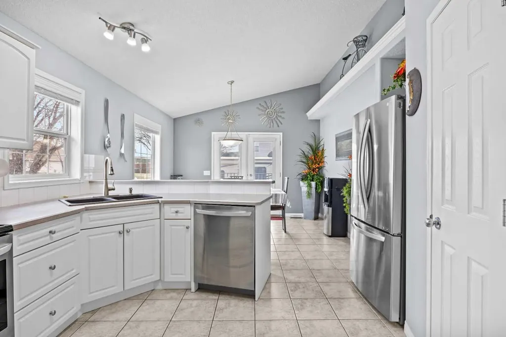 187 West Lakeview Circle Chestermere AB T1X 1H7