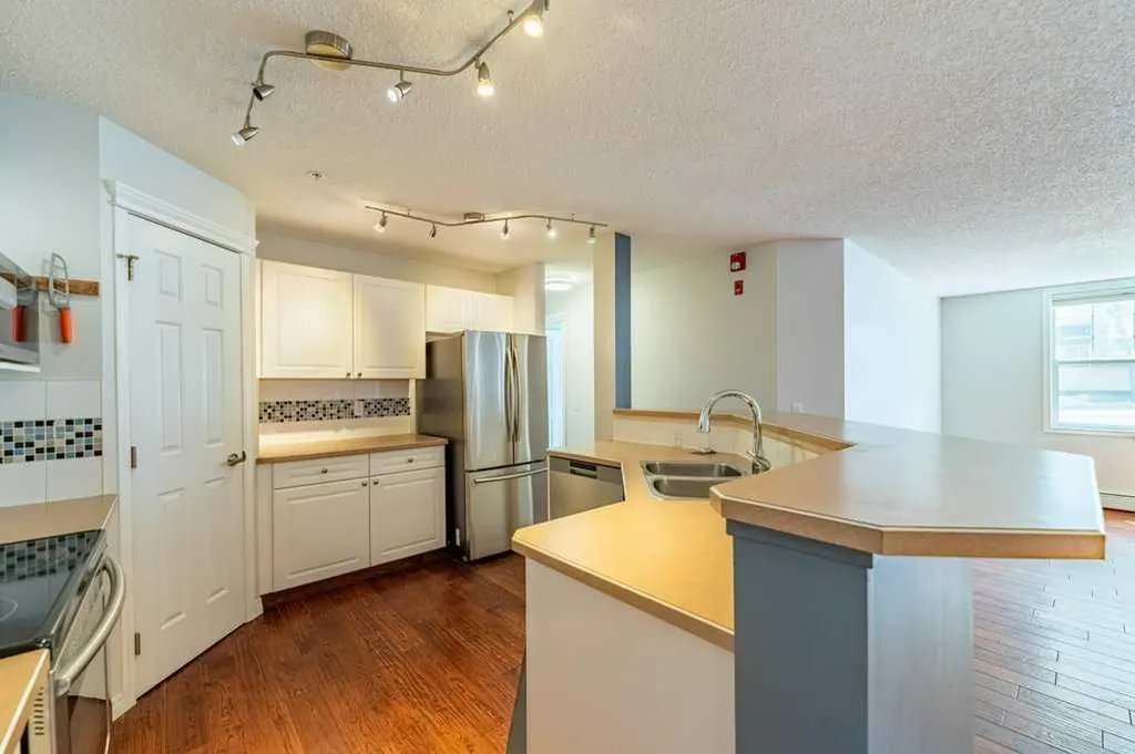 2212 34 Avenue SW Calgary AB T2T 2C6