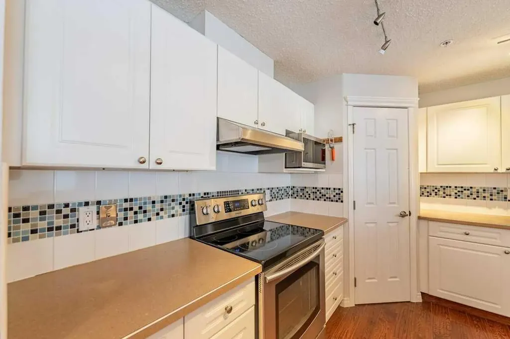 2212 34 Avenue SW Calgary AB T2T 2C6