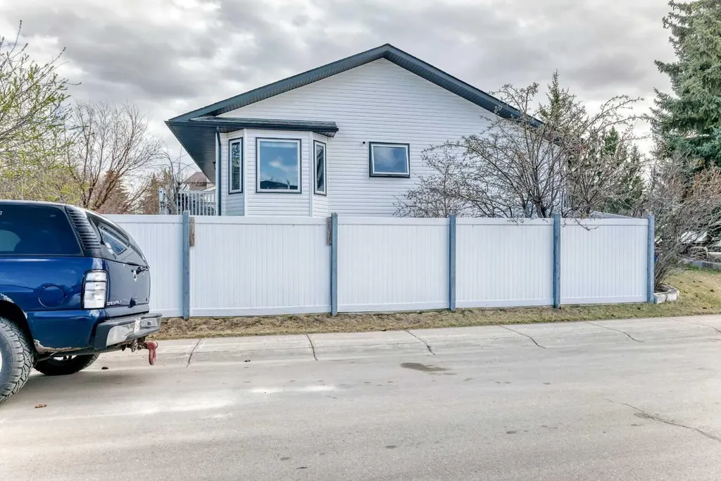 176 Woodside Road NW Airdrie AB T4B2E2