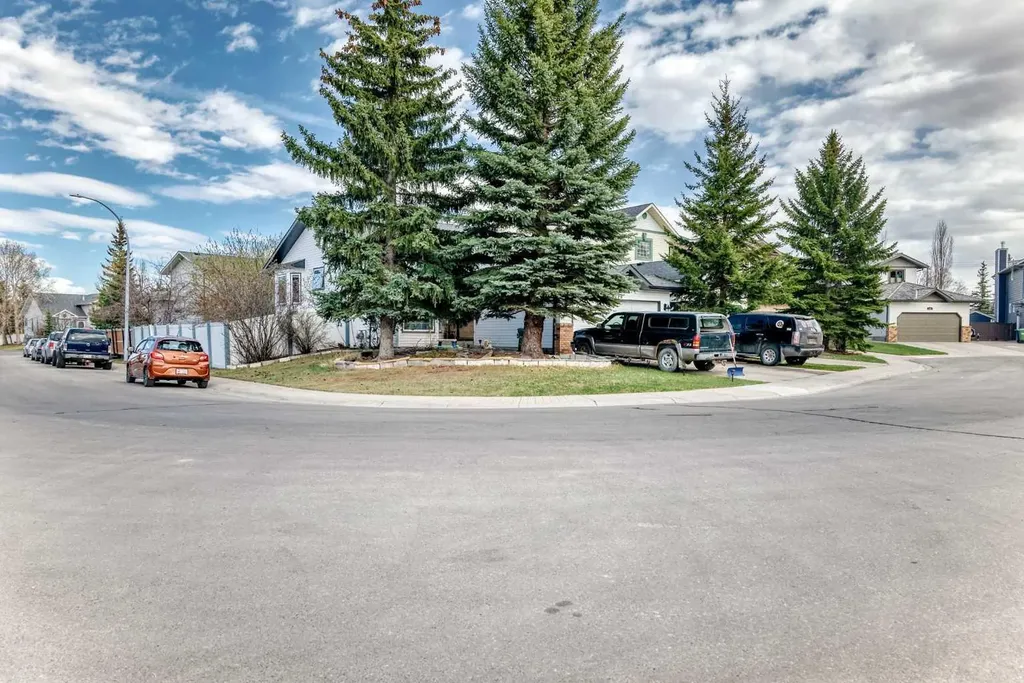 176 Woodside Road NW Airdrie AB T4B2E2