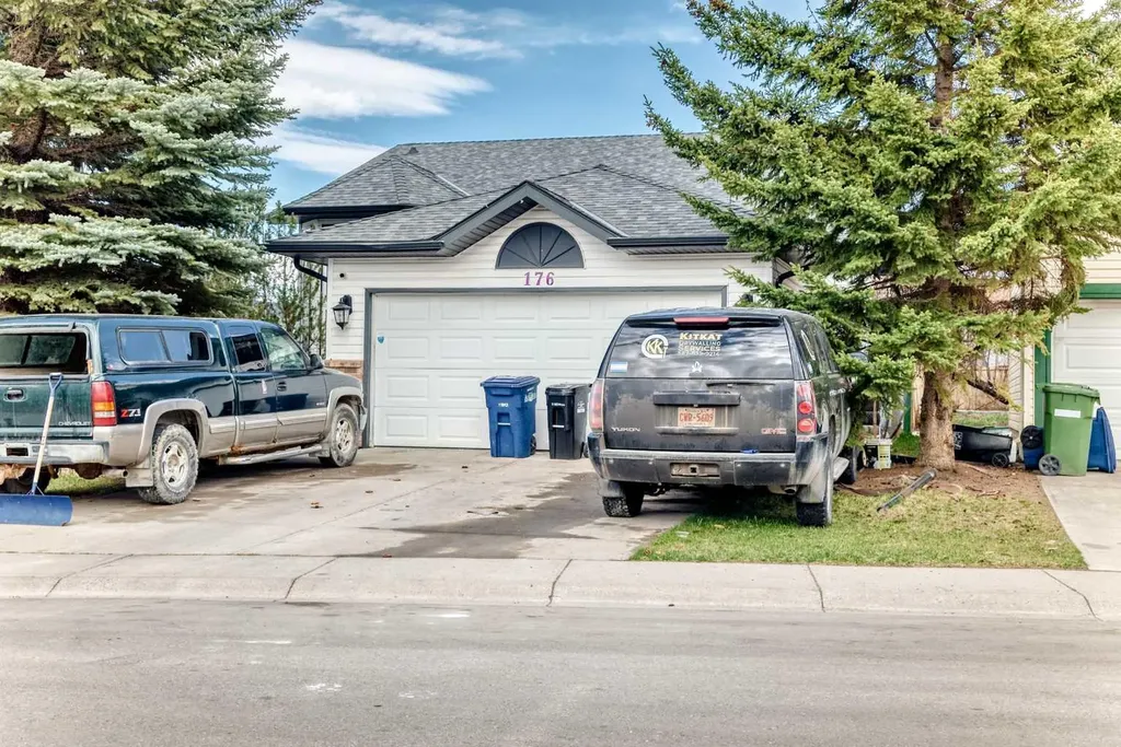 176 Woodside Road NW Airdrie AB T4B2E2