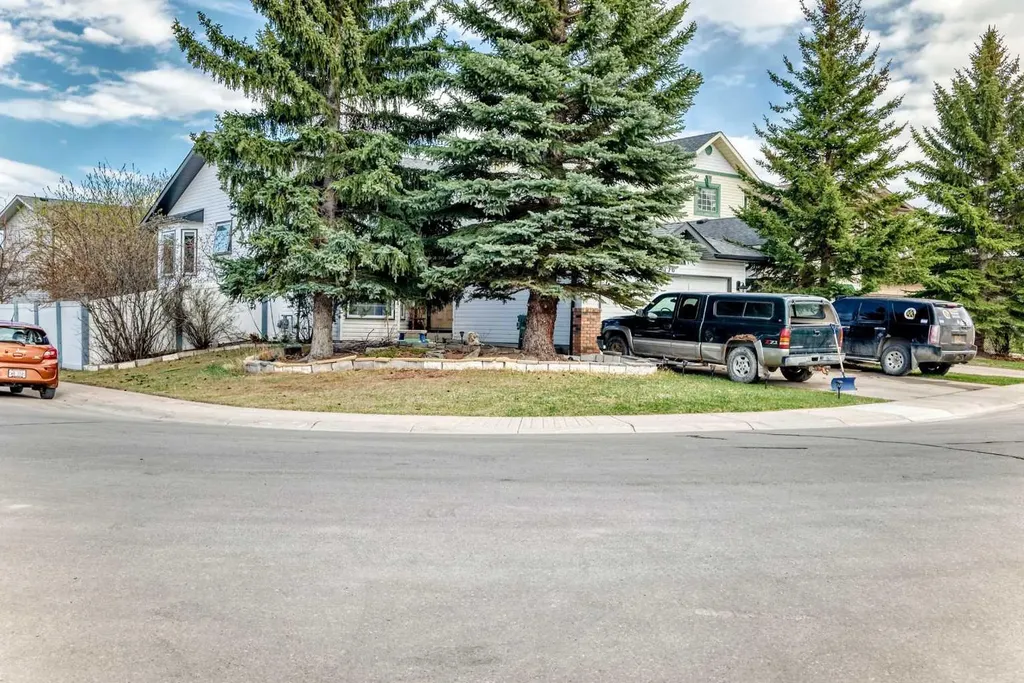 176 Woodside Road NW Airdrie AB T4B2E2