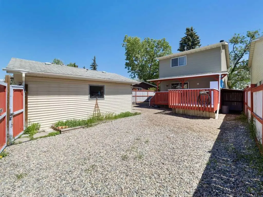 143 Erin Mount Place SE Calgary AB T2B 2T3