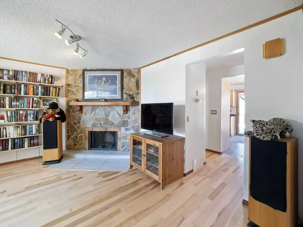 143 Erin Mount Place SE Calgary AB T2B 2T3