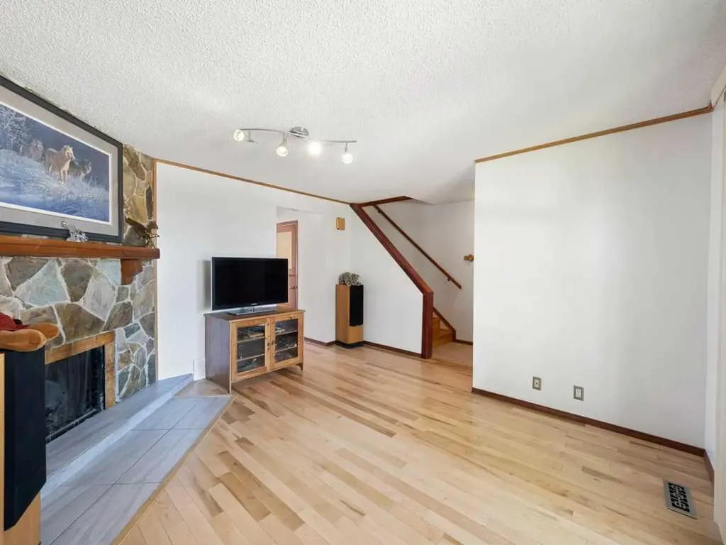 143 Erin Mount Place SE Calgary AB T2B 2T3