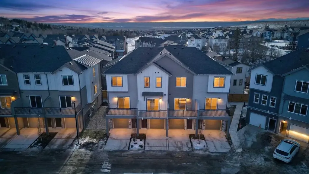 2231 81st Street SW Calgary AB T3H 3V8