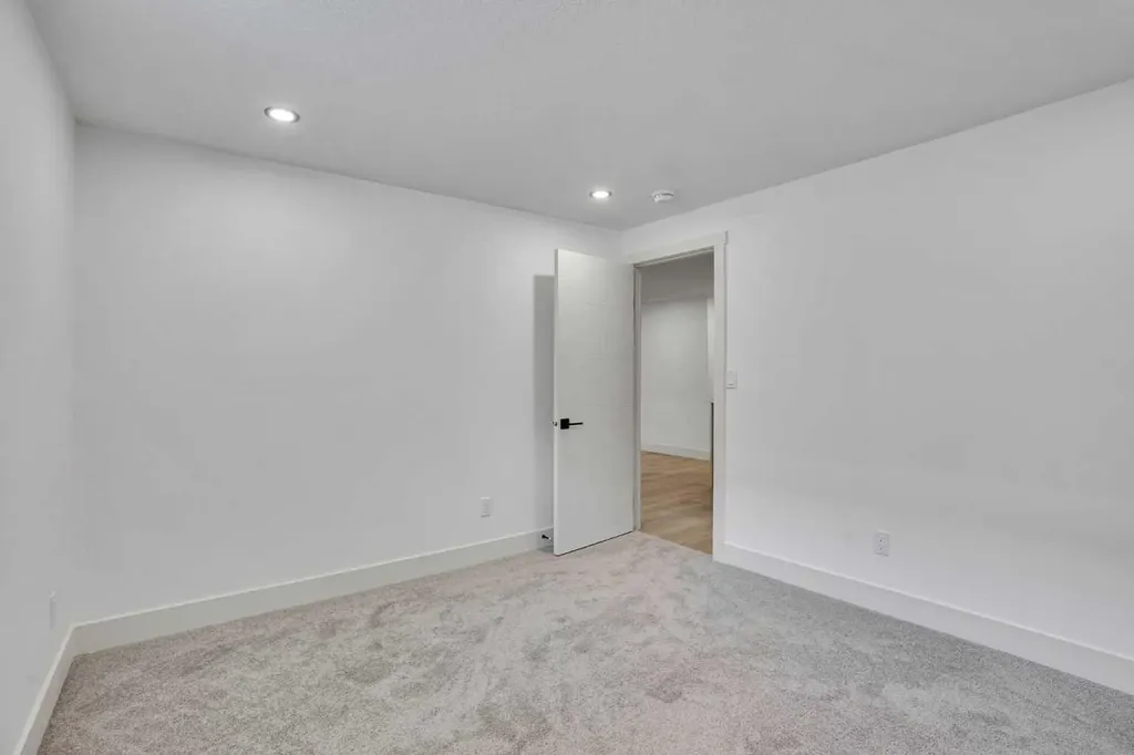 908 Stonehaven Road SW Calgary AB T2W 0P6