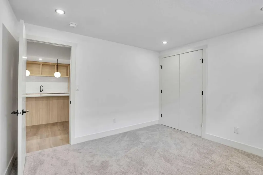 908 Stonehaven Road SW Calgary AB T2W 0P6