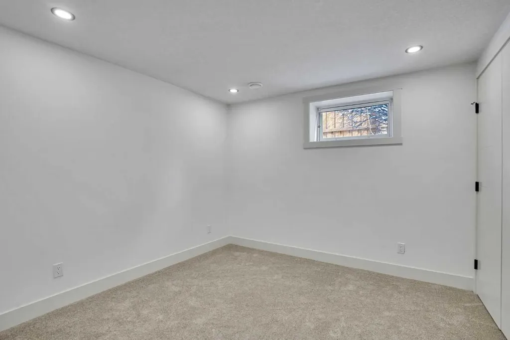 908 Stonehaven Road SW Calgary AB T2W 0P6