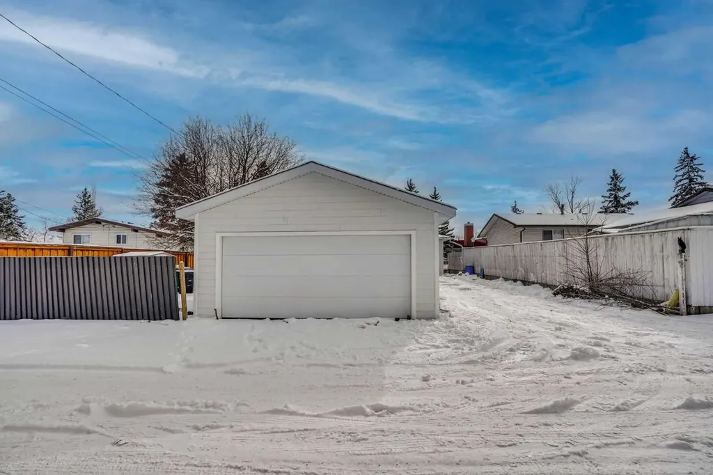 908 Stonehaven Road SW Calgary AB T2W 0P6