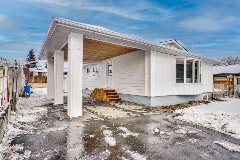 908 Stonehaven Road SW Calgary AB T2W 0P6