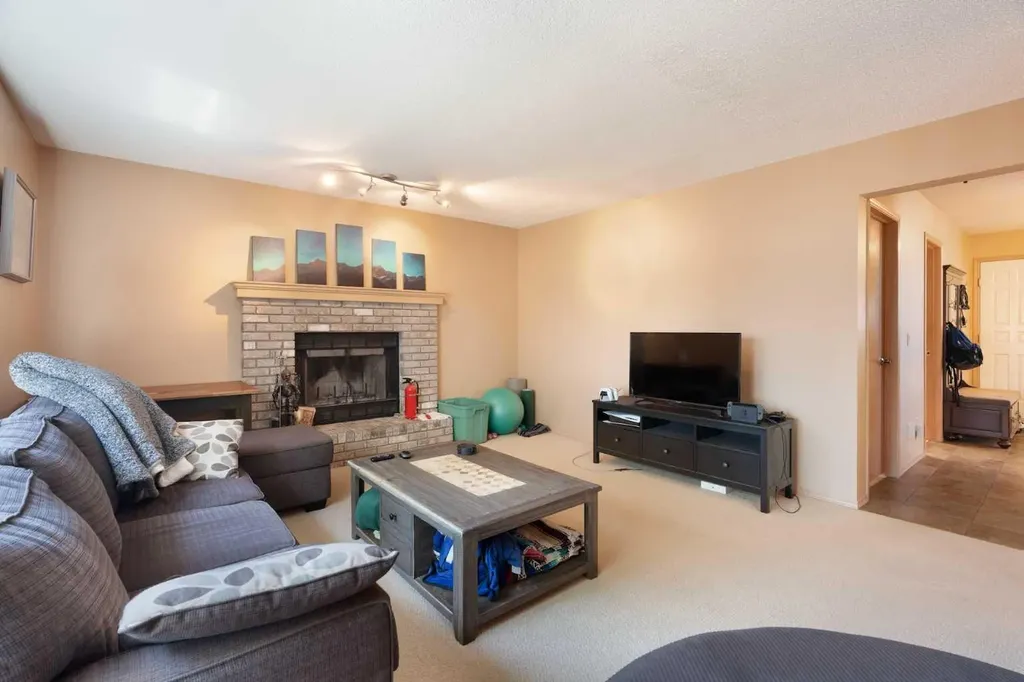 113 Sierra Vista Terrace SW Calgary AB T3H 3C4