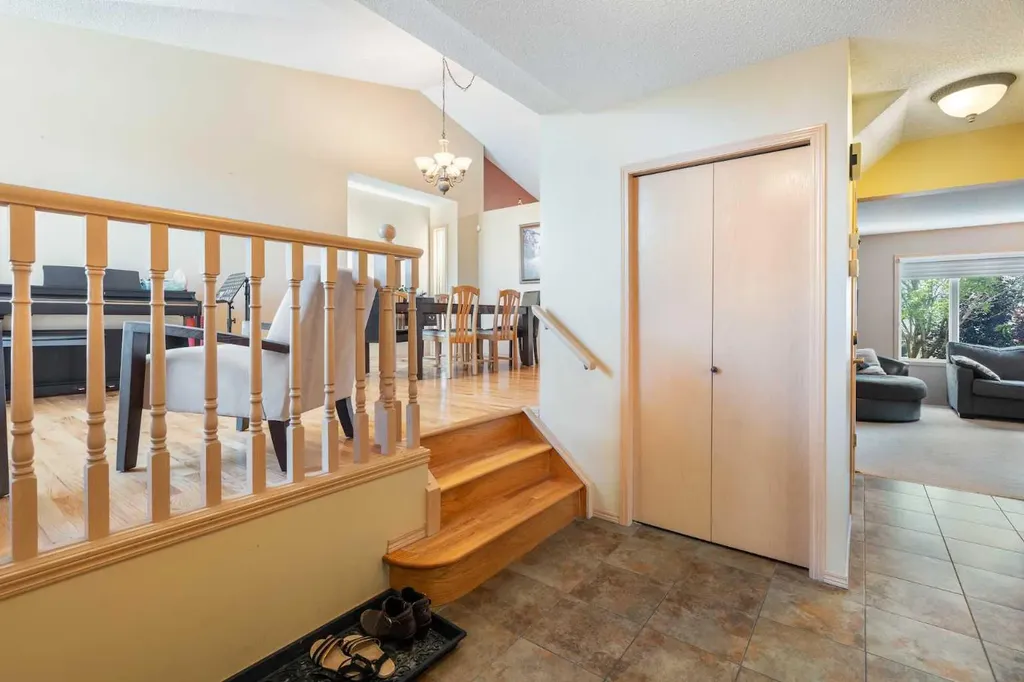 113 Sierra Vista Terrace SW Calgary AB T3H 3C4
