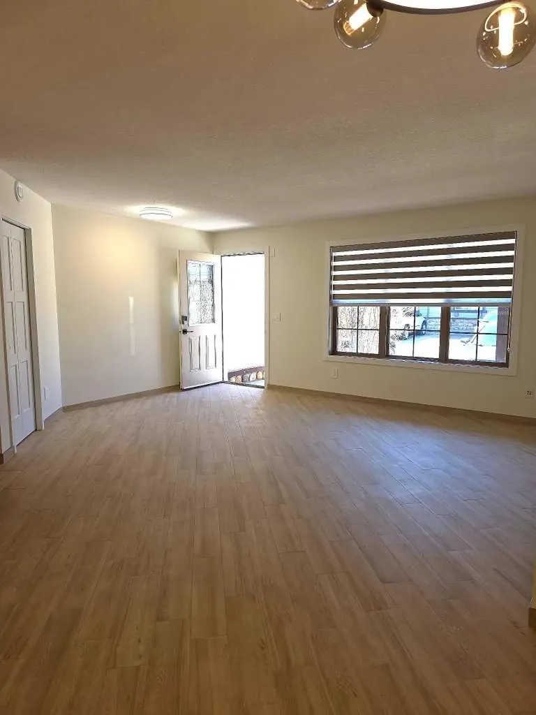 4 Everridge Square SW Calgary AB T2Y 5G9