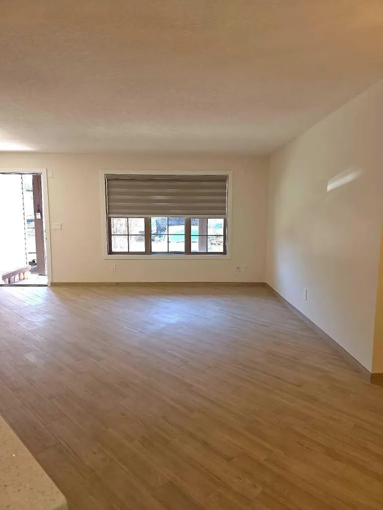 4 Everridge Square SW Calgary AB T2Y 5G9