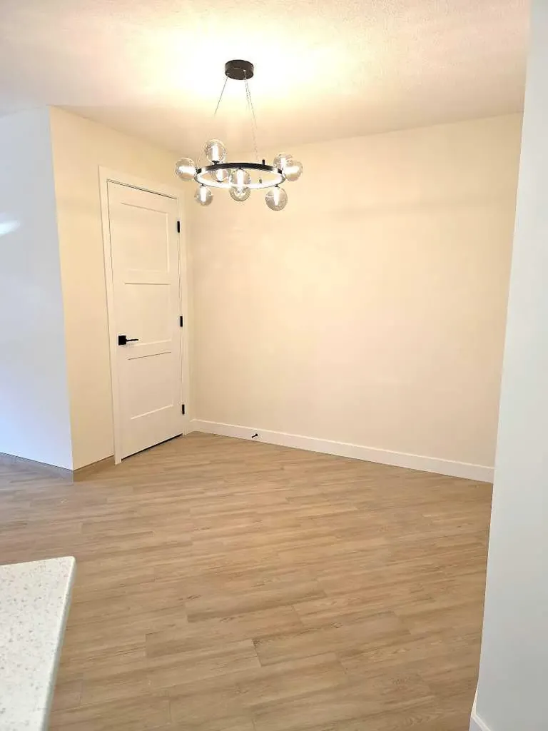 4 Everridge Square SW Calgary AB T2Y 5G9