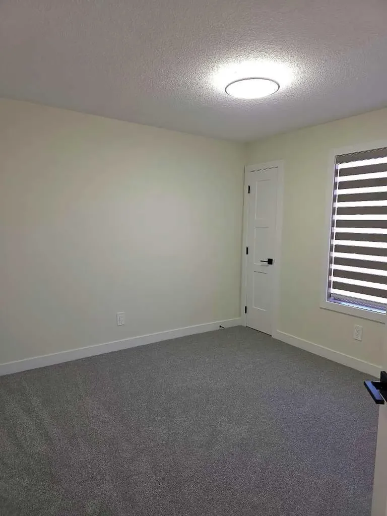 4 Everridge Square SW Calgary AB T2Y 5G9