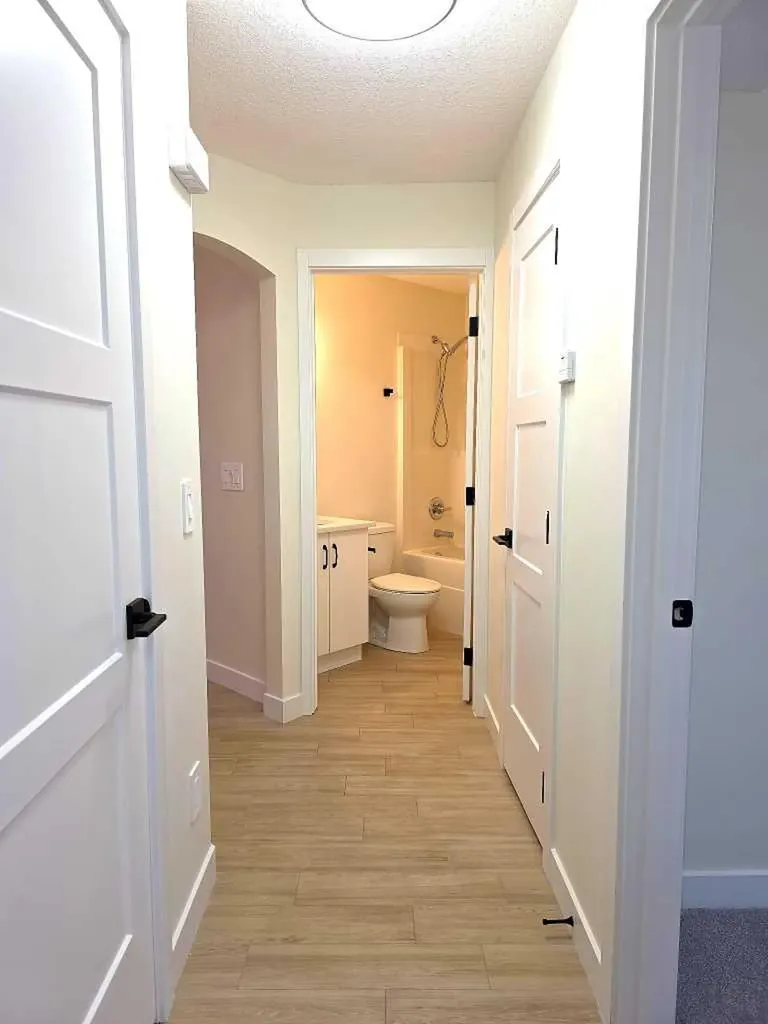 4 Everridge Square SW Calgary AB T2Y 5G9
