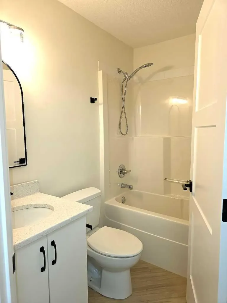4 Everridge Square SW Calgary AB T2Y 5G9