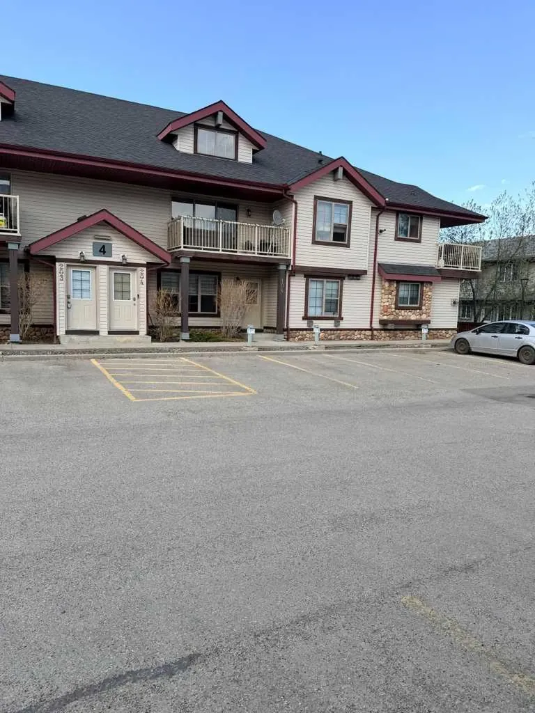 4 Everridge Square SW Calgary AB T2Y 5G9