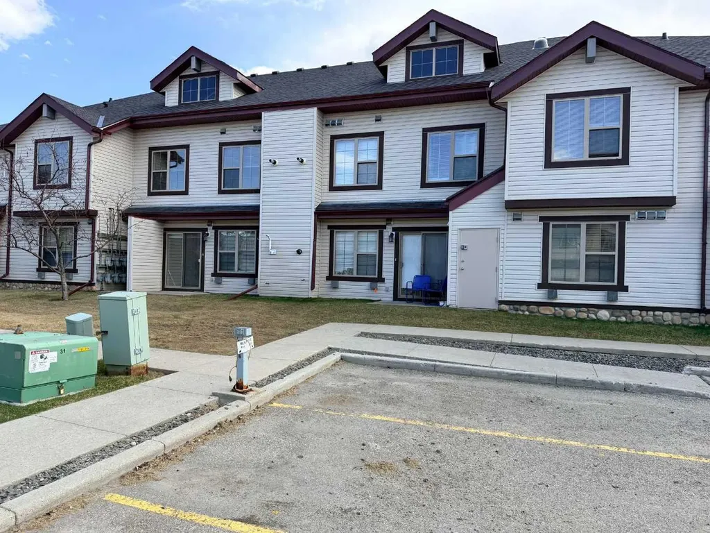 4 Everridge Square SW Calgary AB T2Y 5G9