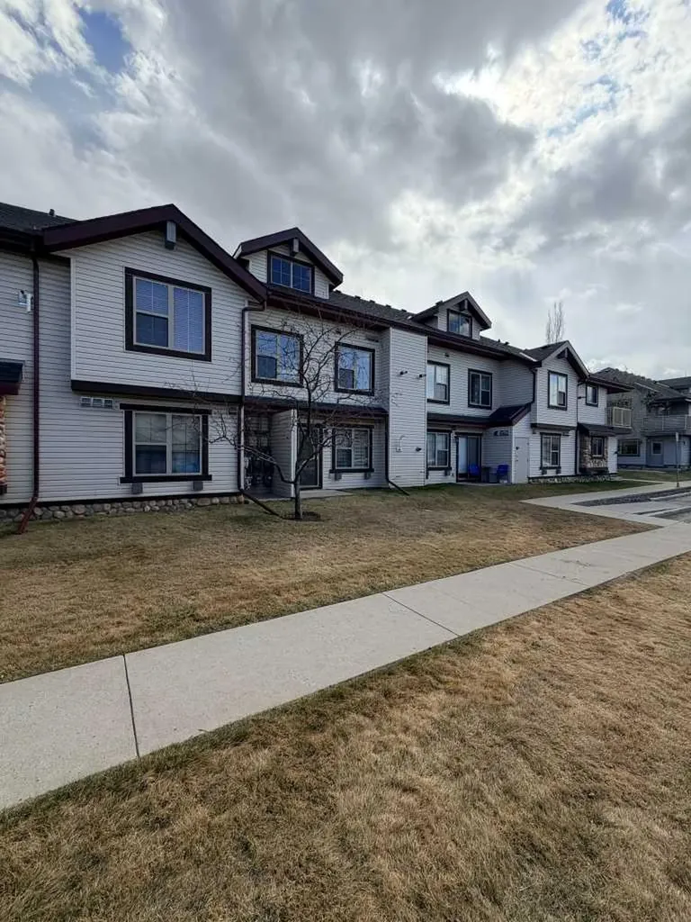 4 Everridge Square SW Calgary AB T2Y 5G9