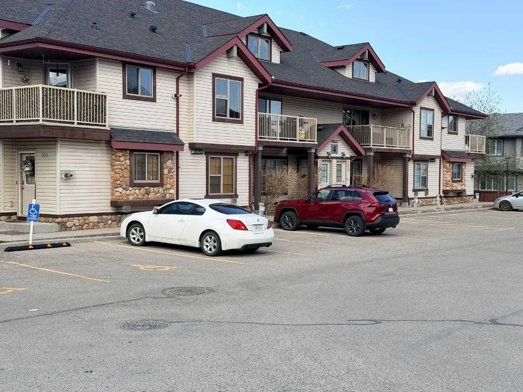 4 Everridge Square SW Calgary AB T2Y 5G9