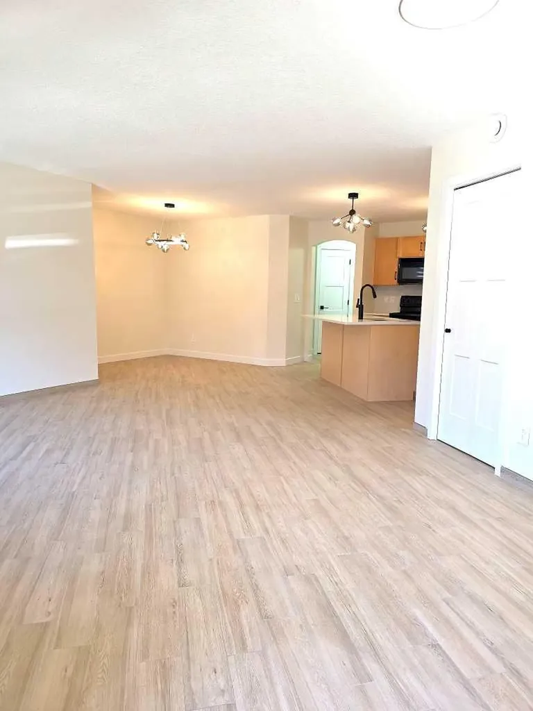 4 Everridge Square SW Calgary AB T2Y 5G9
