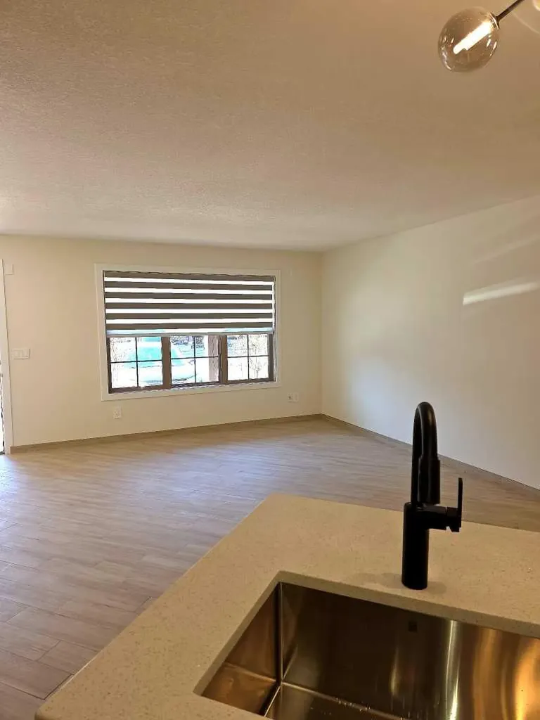 4 Everridge Square SW Calgary AB T2Y 5G9