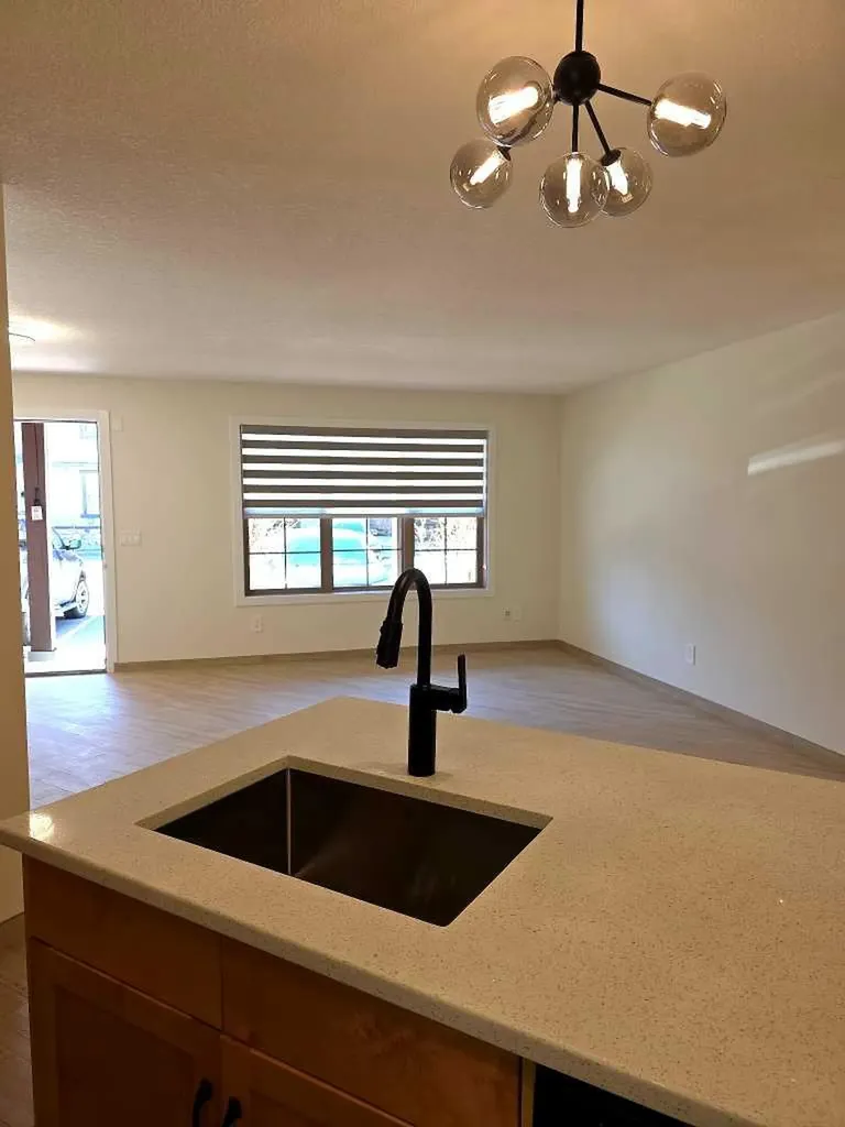 4 Everridge Square SW Calgary AB T2Y 5G9