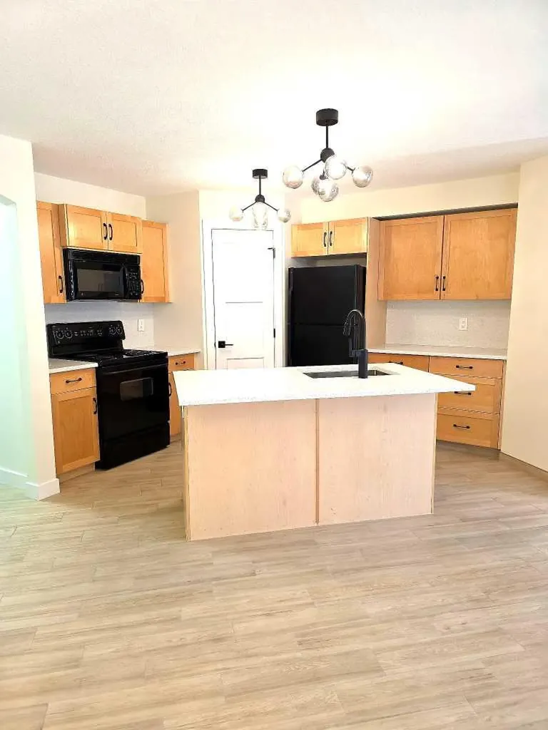 4 Everridge Square SW Calgary AB T2Y 5G9