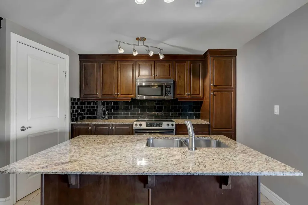 910 5 Avenue SW Calgary AB T2P 0C3