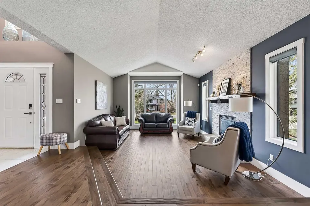 756 East Chestermere Drive Chestermere AB T1X 1A6