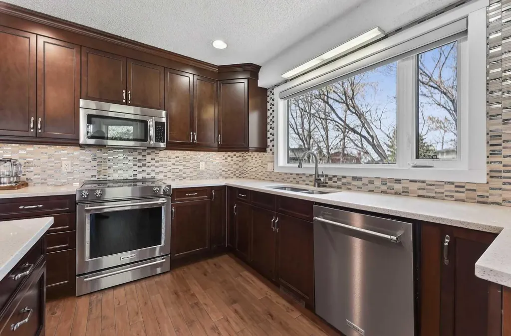 756 East Chestermere Drive Chestermere AB T1X 1A6