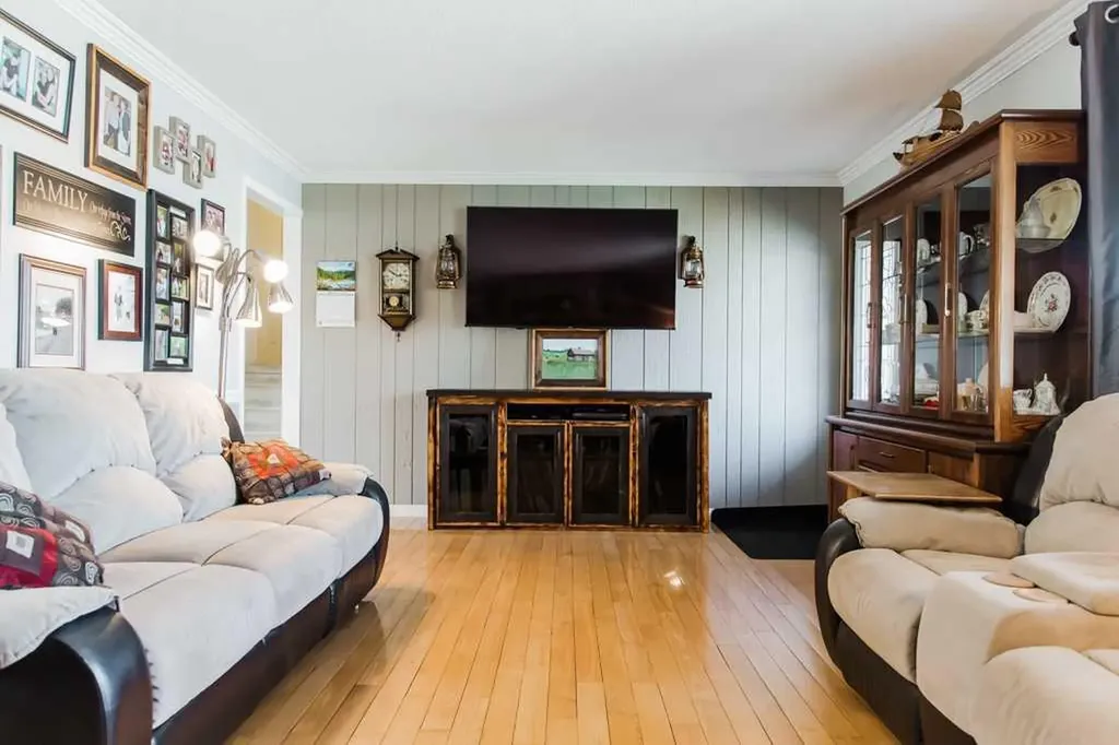 9915 101 Avenue Clairmont AB T8X 5A5