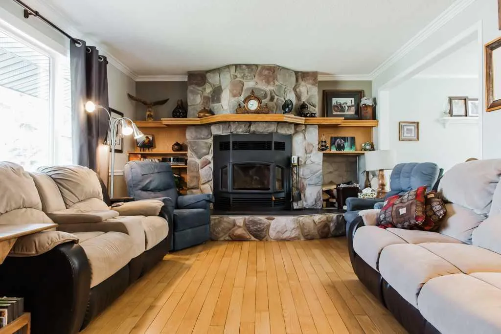 9915 101 Avenue Clairmont AB T8X 5A5