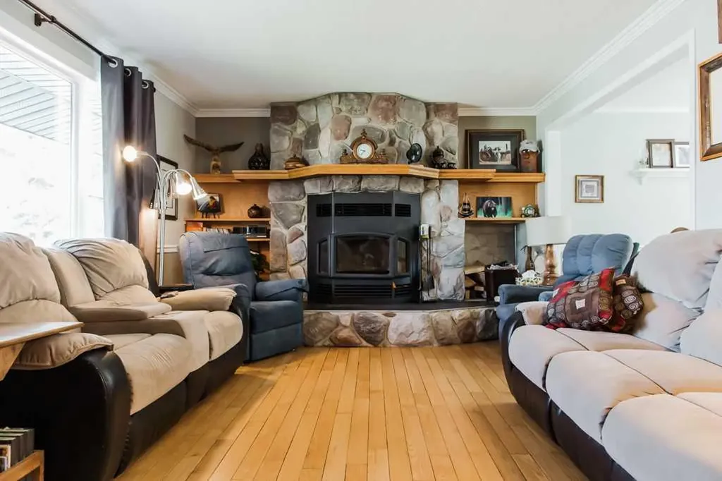 9915 101 Avenue Clairmont AB T8X 5A5