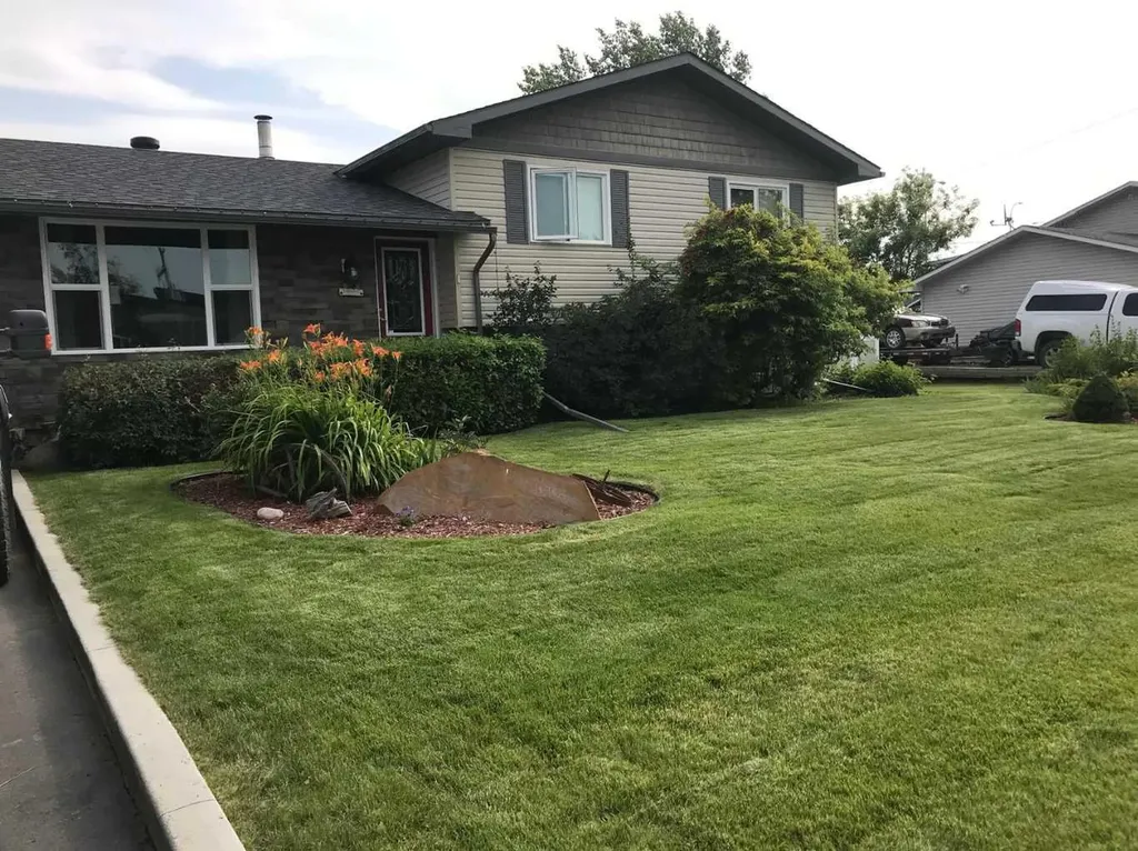 9915 101 Avenue Clairmont AB T8X 5A5